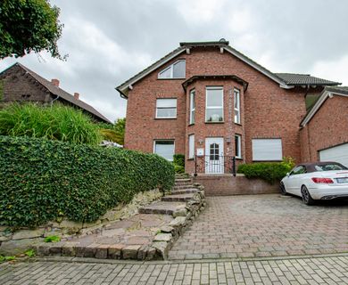 Charmantes Zweifamilienhaus mit vermieteter Einliegerwohnung und Doppelgarage