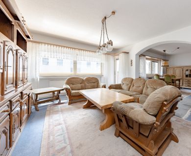 heller Wohnraum mit Balkon