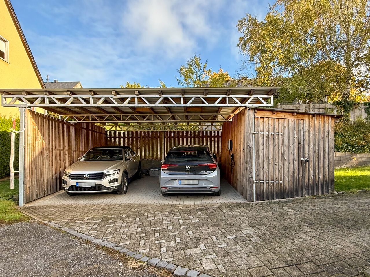 Doppelcarport mit Wallbox und Fahrradschuppen