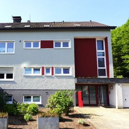 Gepflegte ca. 89 m² große DG-Wohnung mit großem Wohn-/Esszimmer, Tageslichtbad und PKW-Stellplatz