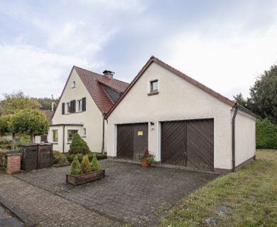 Platz für Wohnen, Arbeiten und Generationen: Freistehendes Zweifamilienhaus mit Doppelgarage