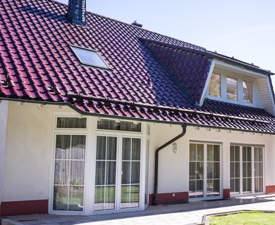 Ruhige Terrasse hinter dem Haus