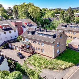 Oberpleis: 2 Mehrfamilienhäuser mit insg. 12 Wohnungen und 8 Garagen