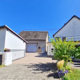 Gepflegtes Ein-/Zweifamilienhaus mit Nebengebäuden und Innenhof – nähe Anhausen!