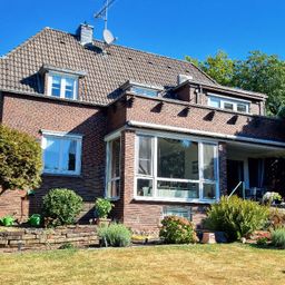 Freistehendes Einfamilienhaus mit Flair, großem Carport und Doppelgarage in Lev.-Pattscheid!