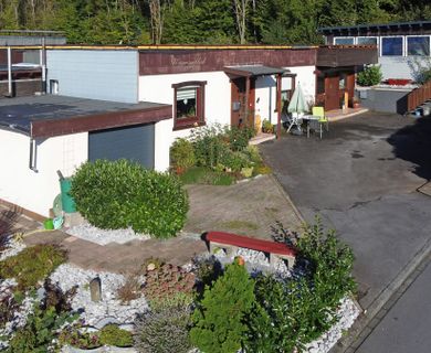 Ferien-Flair – Bungalow mit Fernblick und und Einliegerwohnung auf großem Grundstück am Waldrand!