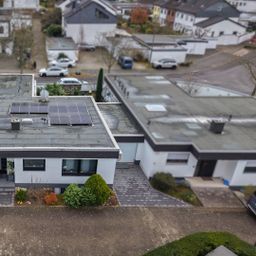 Repräsentativer Flachdach-Bungalow in hervorragendem Zustand mit uneinsehbarem Grundstück und Garage!