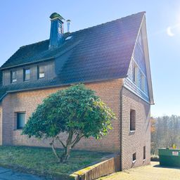 Renovierungsbedürftiges Zweifamilienhaus mit großem Garten in ruhiger Ortsrandlage von Morsbach!