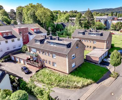 Oberpleis: 2 Mehrfamilienhäuser mit insg. 12 Wohnungen und 8 Garagen