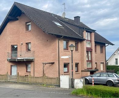 Ideal für 2 Personen! Frisch renovierte 3,5-Zimmer-Wohnung im 1.Obergeschoss mit 2 Bädern  und  Balkon