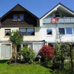 Reihenhaus mit wohnlich ausgebautem Dachgeschoss (ca. 30m²) und Garage in Lev.-Steinbüchel!