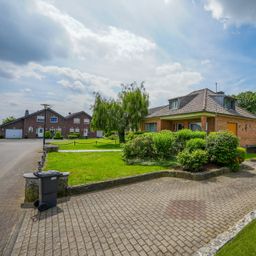 Charmanter Bungalow mit Ausgebautem Dachboden und Traumgarten