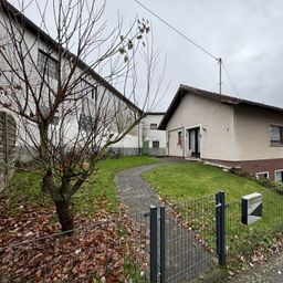 Bungalow mit Einliegerwohnung, großem Garten und einer weitläufigen Aussicht!