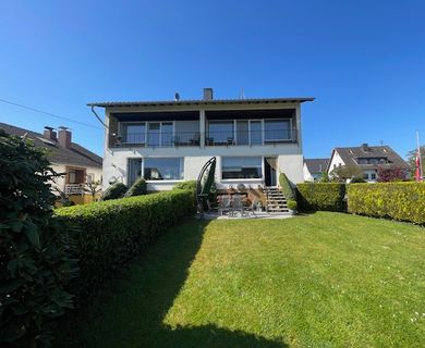 Zwei auf einen Streich: Vermietetes, gepflegtes  Zweifamilienhaus mit Garten  und  Garage