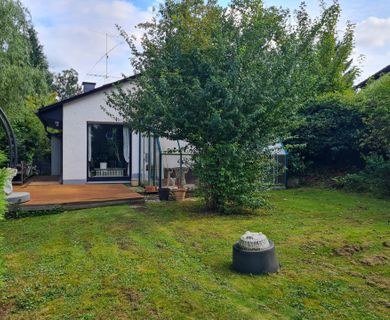 Gepflegter Bungalow mit großem Grundstück und Blick ins Grüne zu verkaufen!