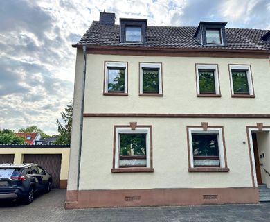 Verkaufsstart in Köln: Wohnhaus bestehend aus 9 Zimmern mit Doppelgarage