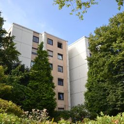 Gut geschnittene Wohnung mit 2 Bädern und Loggia in ruhiger Grünlage