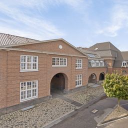 IM ERDGESCHOSS: 249 m² GEWERBEFLÄCHE IM HISTORISCHEN GEBÄUDE ZU VERMIETEN