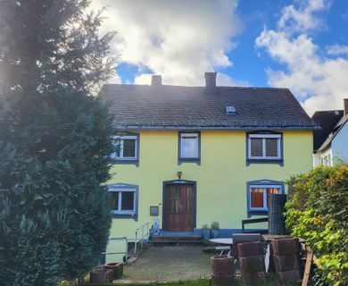 Freistehendes Haus mit großem, bebaubarem Grundstück & Garagen in ruhiger Lage mit tollem Ausblick!
