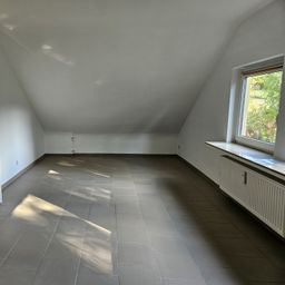 Moderne Dachgeschosswohnung in ruhiger Lage