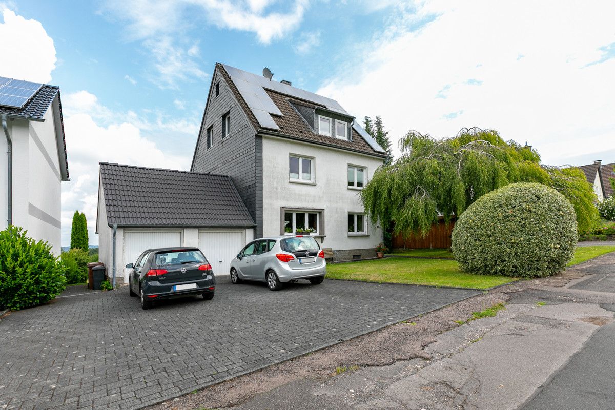 Hausfront mit Garagen