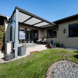 Exklusiver Bungalow für die Familie: Lichtdurchflutet, großzügiger Garten mit Pool & Rückzugsräumen