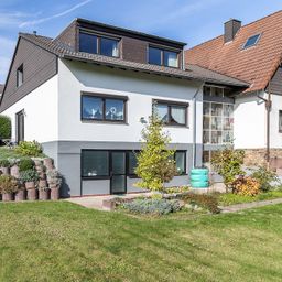 Großzügiges Einfamilienhaus (DHH)
auch als Mehrgenerationenhaus nutzbar!