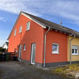 Stadtgrenze Siegburg – kompaktes Doppelhaus mit jeweils 5 Zimmern und 2 Bädern.