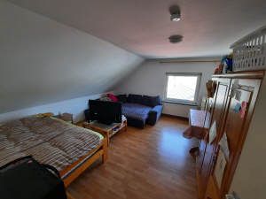 Gemütlichkeit und Zentrumsnähe vereint! – Moderne und helle Dachgeschosswohnung