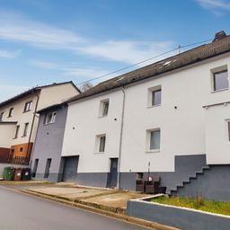 Massiv gebautes Doppelhaus mit Garten, Terrasse und Erweiterungspotenzial!