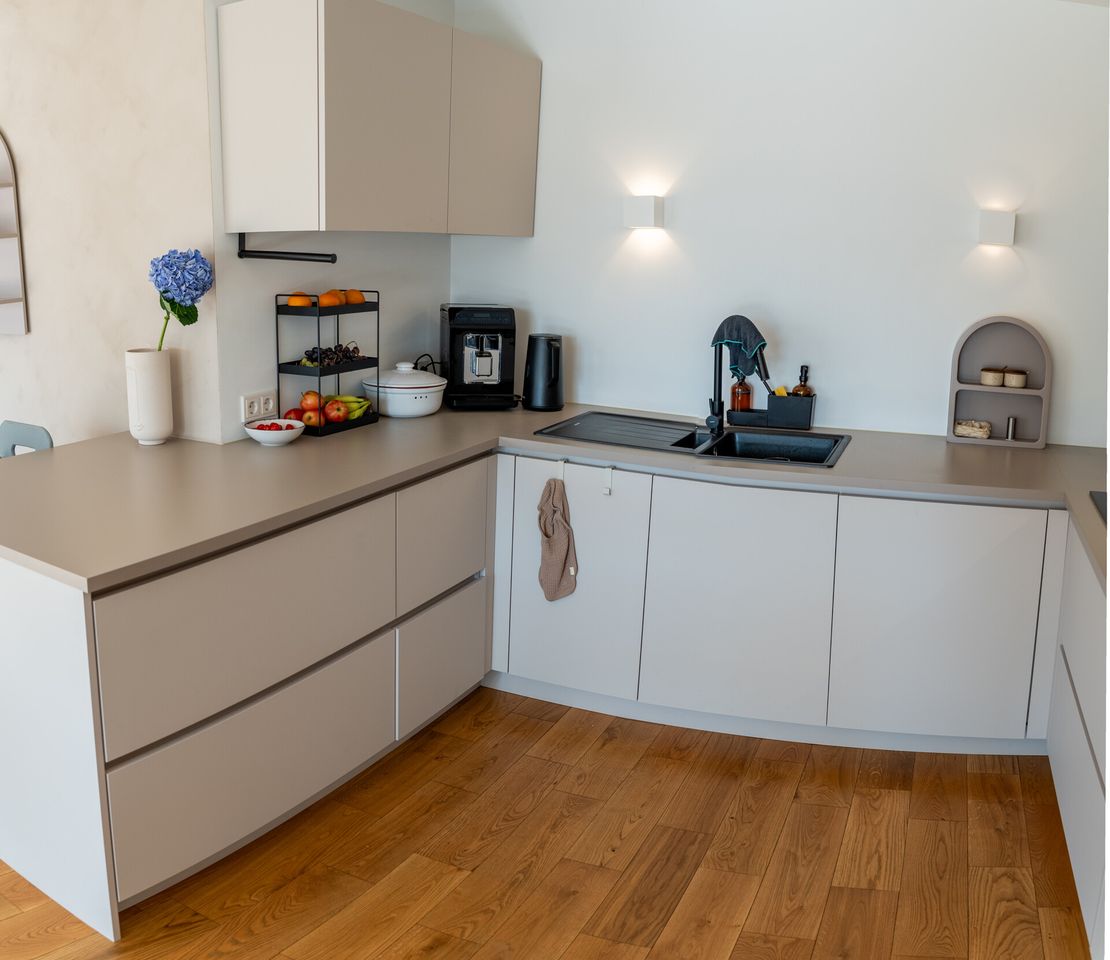 Küche mit Einbauküche