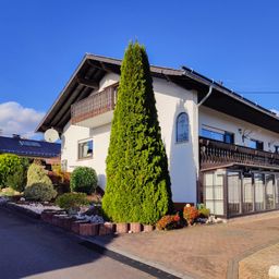 Teilvermietetes 4-Familienhaus mit zahlreichen Nebengebäuden in begehrter Wohnlage von Altenkirchen!