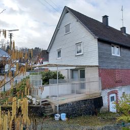 Handwerker aufgepasst!
Solides Einfamilienhaus mit Terrasse, Wiesengrundstück und Garagen – nähe Kirchen!