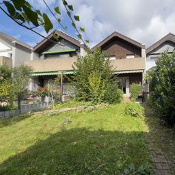 Reihenmittelhaus mit Garten, Keller, Garage sanierungsbedürftig