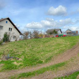 Großzügiges Baugrundstück in zentraler, aber dennoch ruhiger Lage!