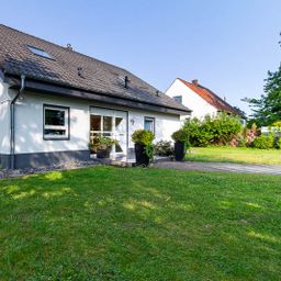 KÄUFERPROVISIONSFREI: Moderner Komfort und Wellnessgenuss – Zweifamilienhaus mit großem Grundstück!