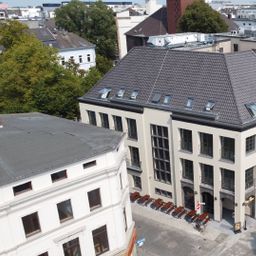 DACHTERRASSE + BÜRO IN NEUBAU-TRADITIONS-LIEGENSCHAFT