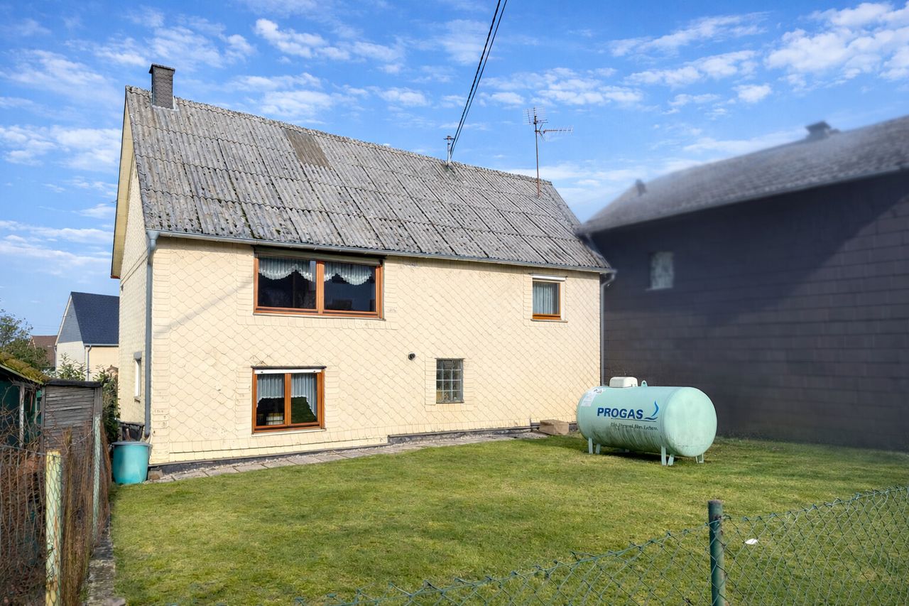 Hintere Gebäudeansicht mit Garten