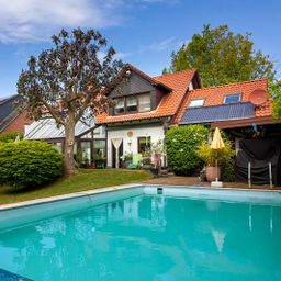 KÄUFERPROVISIONSFREI:
Exklusives Wohnen mit Wohlfühlfaktor – Traumhaus mit großem Garten, Pool und Wellnessbereich