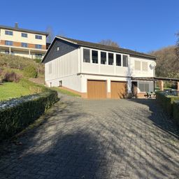 *RESERVIERT* Charmantes Einfamilienhaus mit großem Grundstück, Wintergarten und 2 Garagen!