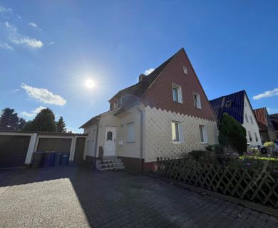 Schönes Zweifamilienhaus mit Garten und Garage