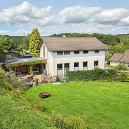 Stilvolles Einfamilienhaus mit Galerie und traumhaftem, weitläufigem Grundstück am Ortsrand gelegen!