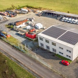 Großer Gewerbekomplex mit Bürogebäude, Werkstatt-/Halle, Freifläche und PV-Anlage!