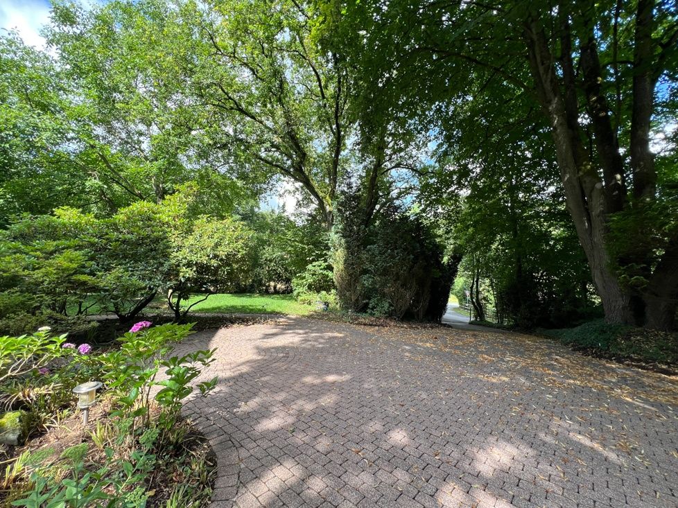 Einfahrt zum Anwesen