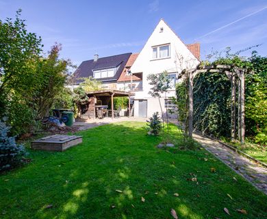 Gepflegte Doppelhaushälfte mit großem Garten, zwei Garagen und Vollkeller