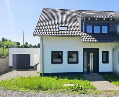 ***PREISREDUZIERUNG***Traumhaftes Wohnen in familienfreundlicher Lage! Attraktive „Neubau“ Doppelhaushälfte mit Garten!