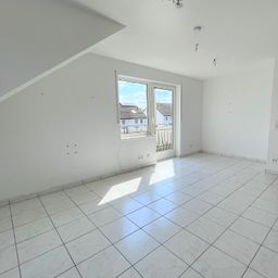 Helle Dachgeschosswohnung * Balkon *Stellplatz