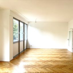 Renovierte ETW am Haumannplatz – Tiefgaragenstellplatz und 2 Balkone