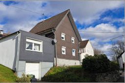 Freistehender Einfamilienhaus mit Garage in der Nähe der Aggertalsperre