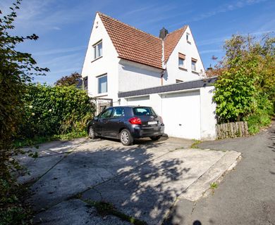 Gepflegte Doppelhaushälfte mit großem Garten, zwei Garagen und Vollkeller